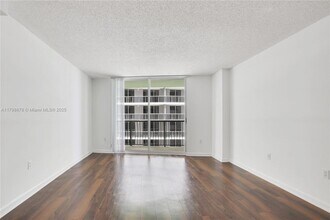 1756 N Bayshore Dr in Miami, FL - Building Photo - Building Photo