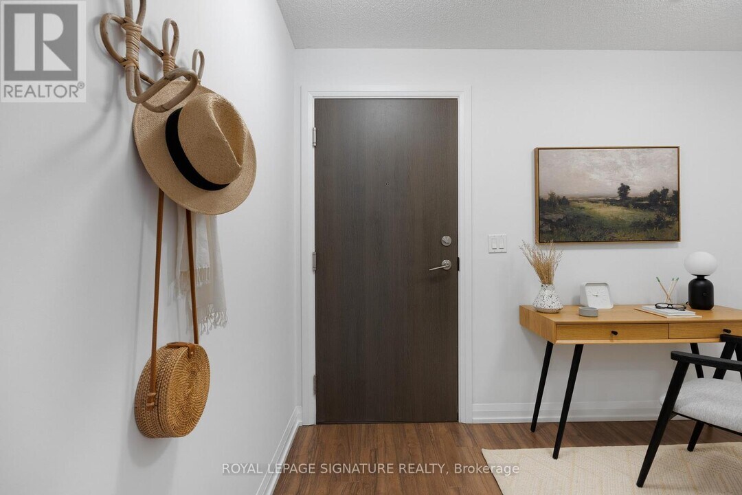 305 Roehampton Ave in Toronto, ON - Building Photo