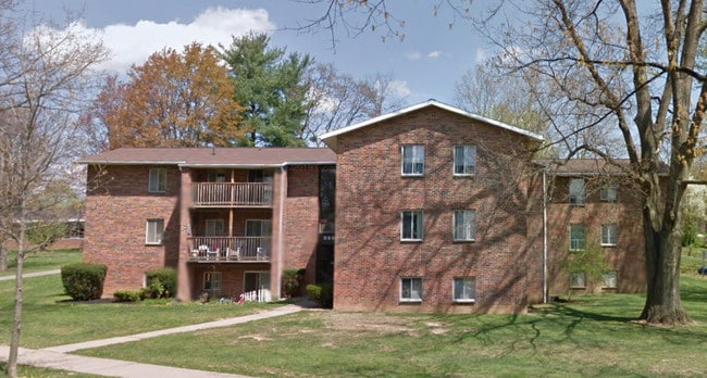 Villa Court in State College, PA - Foto de edificio - Building Photo