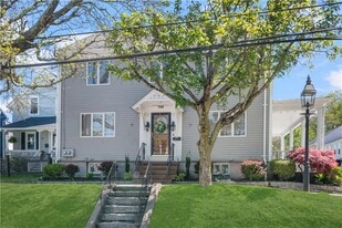 706 Hope St in Bristol, RI - Building Photo