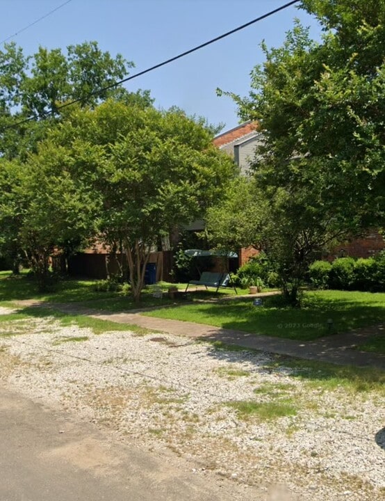 715 W Tyler St in Ennis, TX - Building Photo