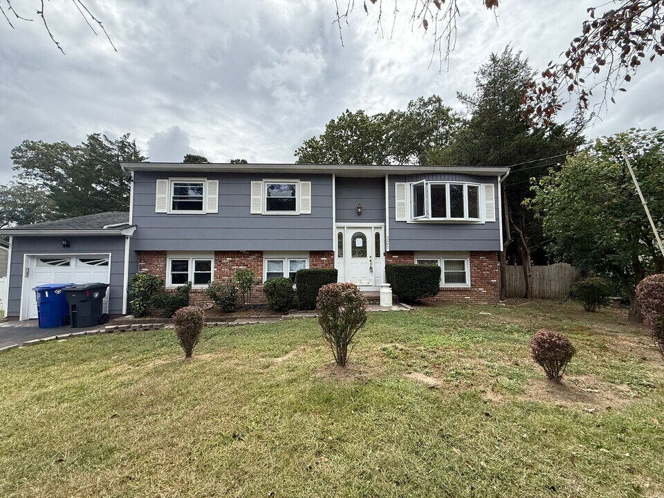 321 Dallas Dr in Toms River, NJ - Building Photo