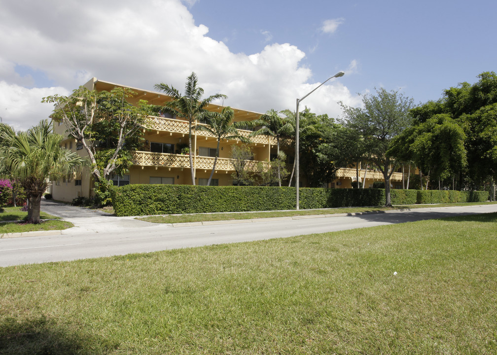 2005 Sans Souci Blvd in North Miami, FL - Building Photo