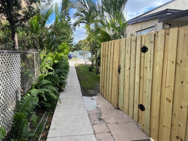 582 E 18th St in Hialeah, FL - Building Photo - Building Photo