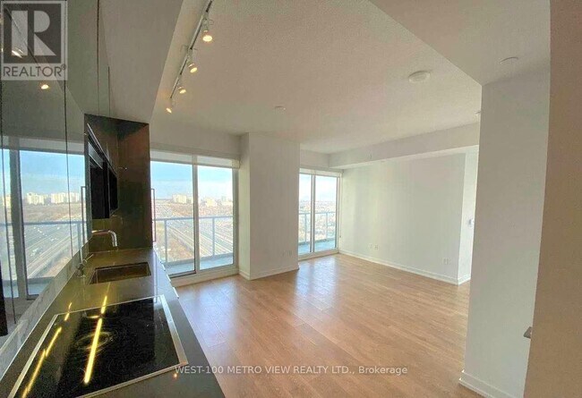 115 McMahon Dr in Toronto, ON - Building Photo - Building Photo