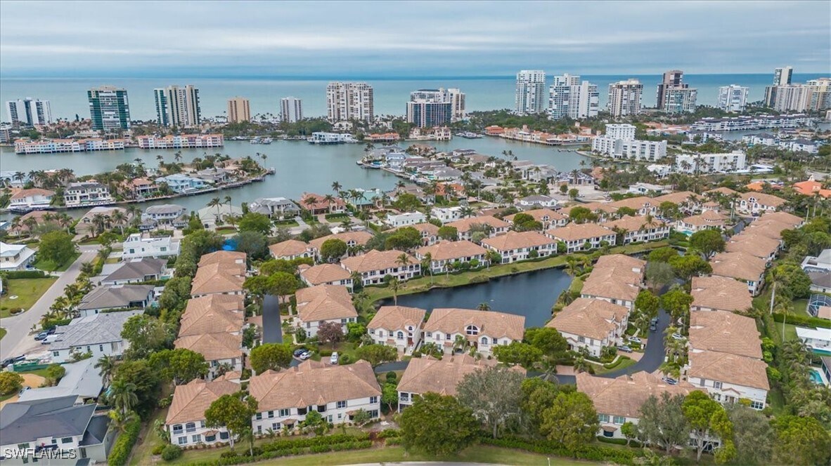 233 Colonade Cir in Naples, FL - Building Photo