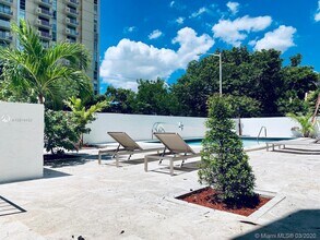 2345 NE 135th St-Unit -307 in North Miami, FL - Foto de edificio - Building Photo