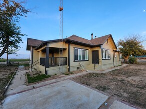 5666 Whitworth Rd in Gustine, CA - Foto de edificio - Building Photo