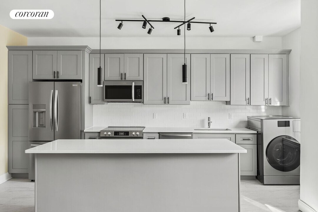 880 W 181st St in New York, NY - Building Photo