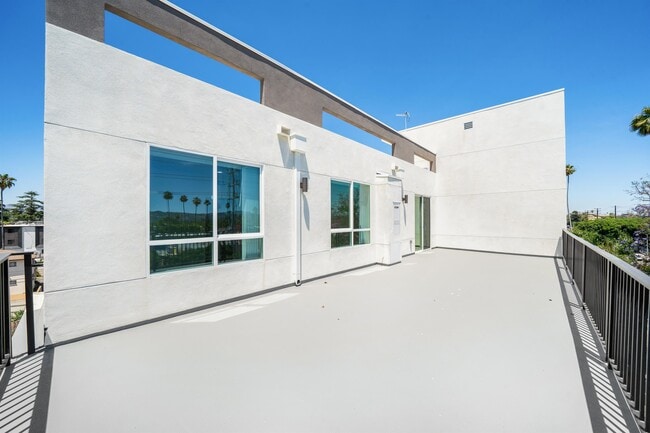 14825 Delano St in Los Angeles, CA - Foto de edificio - Building Photo