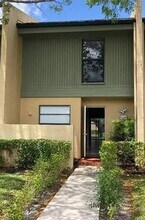1430 NW 97th Ave in Pembroke Pines, FL - Foto de edificio - Building Photo