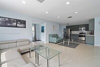 644 SW 7th Ct in Hallandale Beach, FL - Foto de edificio - Building Photo