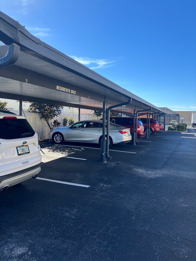 2395 Harbor Blvd, Unit 205 in Port Charlotte, FL - Foto de edificio - Building Photo