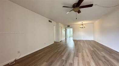 413 Lakeview Dr in Weston, FL - Building Photo - Building Photo
