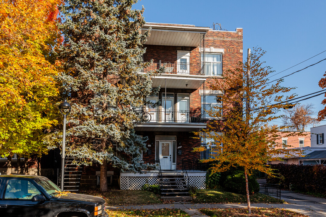 1423 De Champigny Rue in Montréal, QC - Building Photo