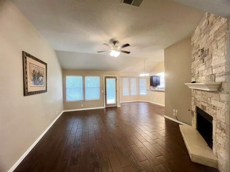 1800 Columbine Ln in Leander, TX - Foto de edificio