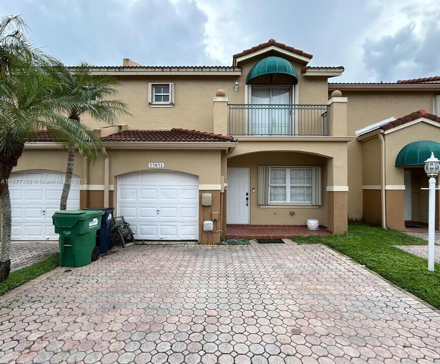 15852 SW 68th Terrace in Miami, FL - Foto de edificio