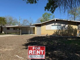 317 E Lindbergh Blvd in Universal City, TX - Building Photo