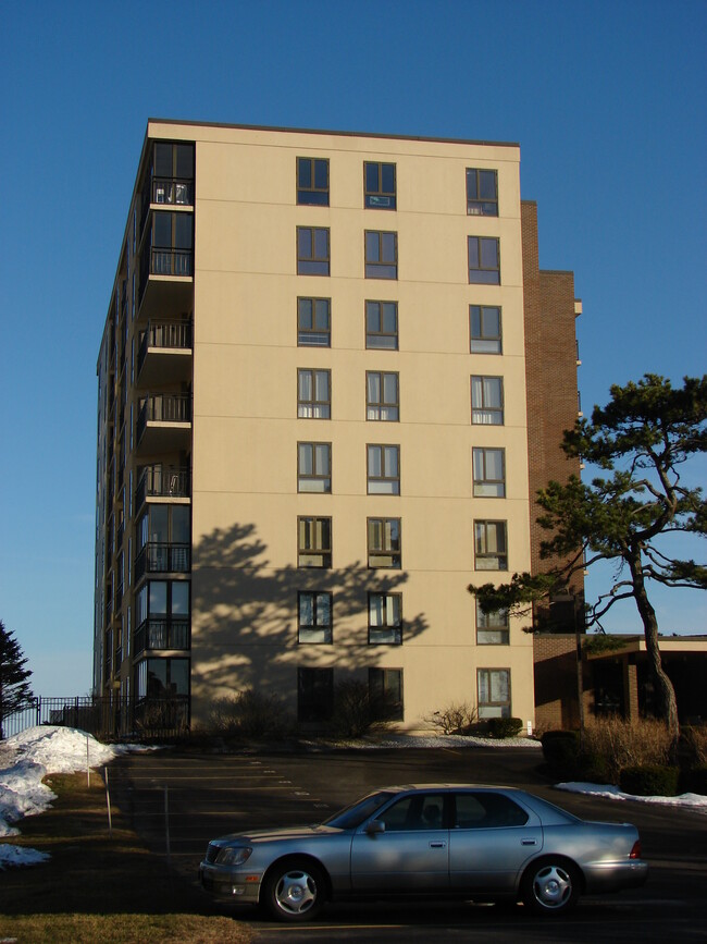 Pine Point Vista Condominiums in Old Orchard Beach, ME - Foto de edificio - Building Photo