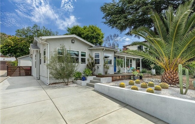 property at 727 W Hillcrest Blvd