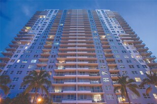 1111 Brickell Bay Dr in Miami, FL - Building Photo