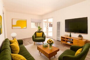 2076 Garnet Ave in San Diego, CA - Building Photo