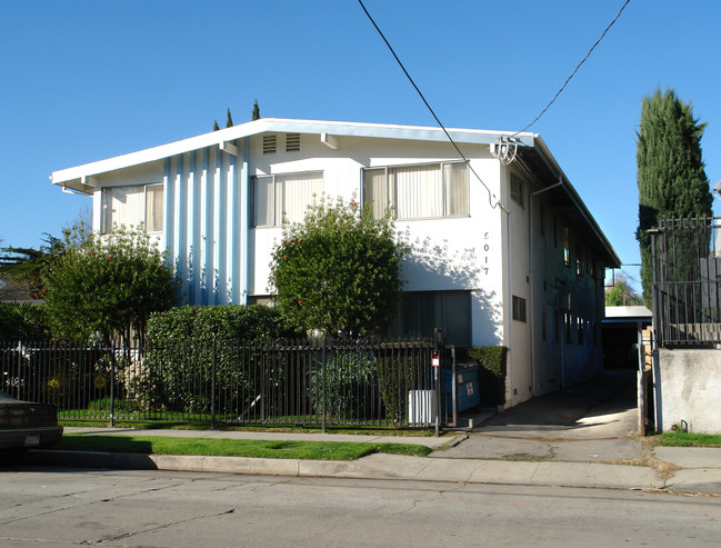 5017 Denny Ave in North Hollywood, CA - Foto de edificio - Building Photo