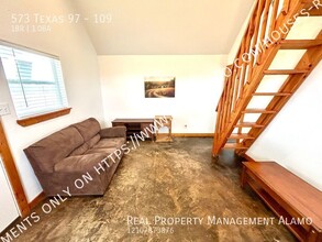 573 TX-97 in Floresville, TX - Building Photo - Building Photo