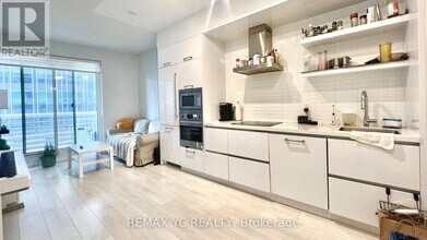 2221 Yonge St in Toronto, ON - Building Photo - Building Photo