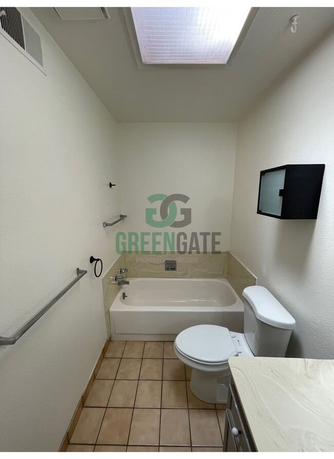 2704 Barcelona Dr in Modesto, CA - Foto de edificio - Building Photo