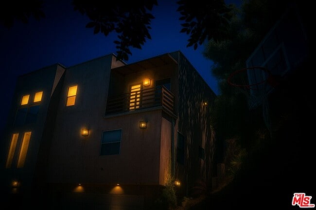7024 Treasure Trail in Los Angeles, CA - Building Photo - Building Photo