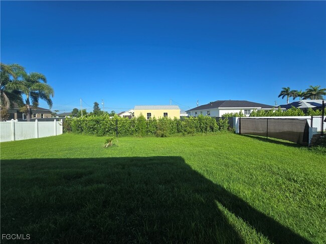 334 SW 25th Ave in Cape Coral, FL - Foto de edificio - Building Photo