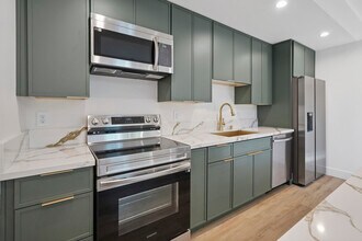 10028 Shoup Ave in Chatsworth, CA - Foto de edificio - Building Photo