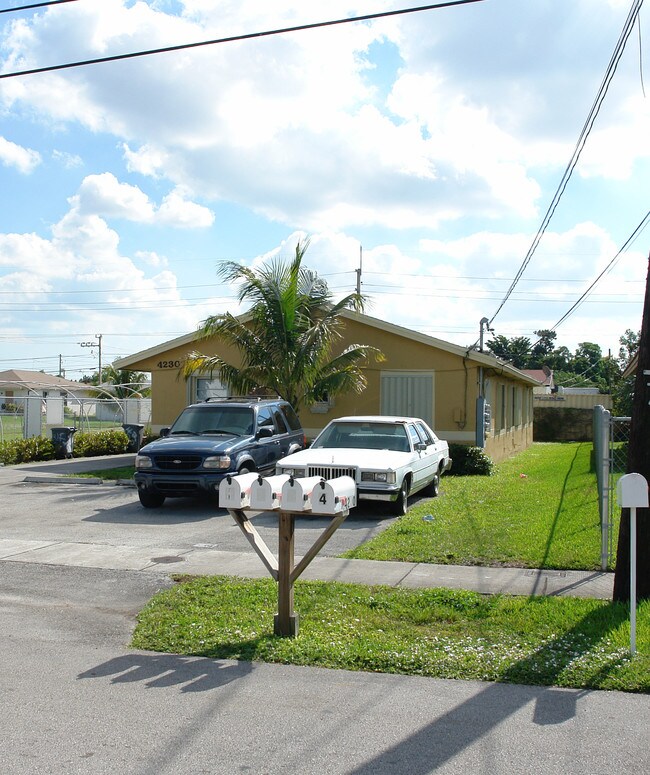 4230 SW 18th St in Hollywood, FL - Foto de edificio - Building Photo