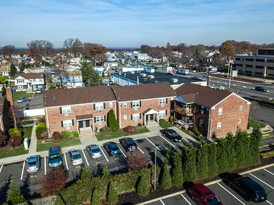 Colonia Gardens in Colonia, NJ - Foto de edificio