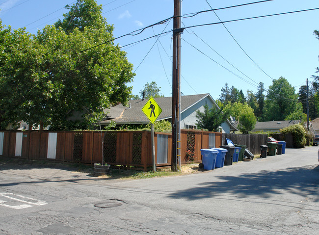 3161 Ross Rd in Graton, CA - Foto de edificio - Building Photo