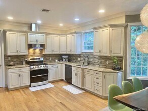 24 Wilafra Pl in Northport, NY - Building Photo - Building Photo