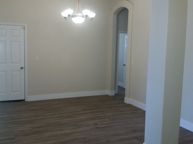 2060 Blackridge Ave in Sacramento, CA - Building Photo - Building Photo