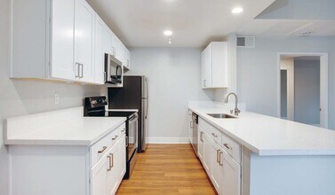 Island Club in Oceanside, CA - Foto de edificio - Building Photo