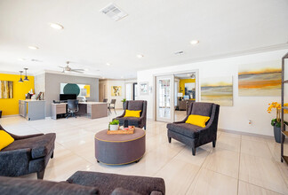 Pine Forest Apartments in Houston, TX - Foto de edificio - Building Photo