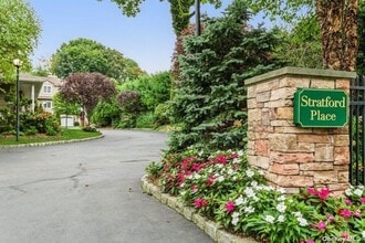 5 Stratford Pl in Huntington, NY - Building Photo - Building Photo
