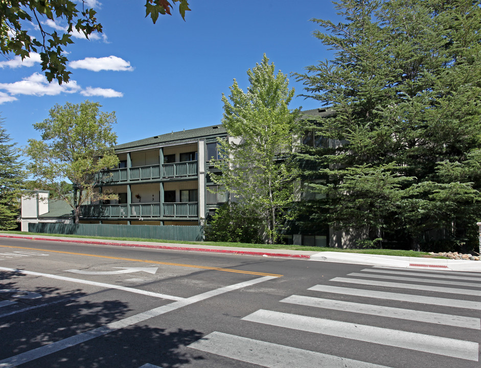 Lakeside Manor in Reno, NV - Building Photo