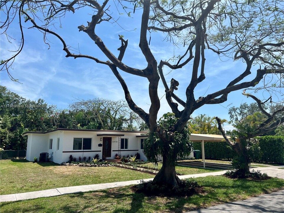 5970 SW 46th St in Miami, FL - Building Photo