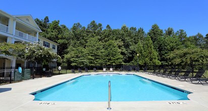 The Columns at Oakwood in Oakwood, GA - Foto de edificio - Building Photo