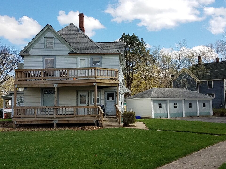304 S Madison St, Unit 1B in Woodstock, IL - Foto de edificio