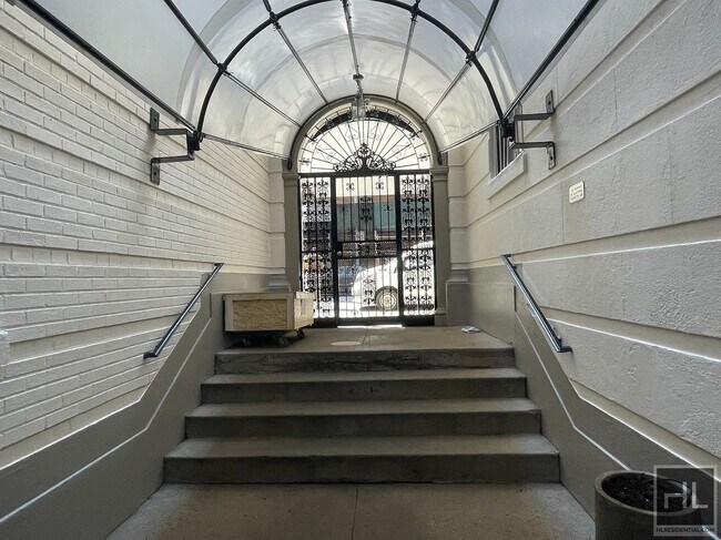 EAST 10 STREET in New York, NY - Building Photo - Building Photo