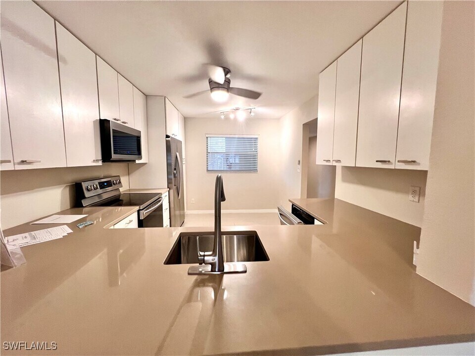 738 Landover Cir in Naples, FL - Building Photo