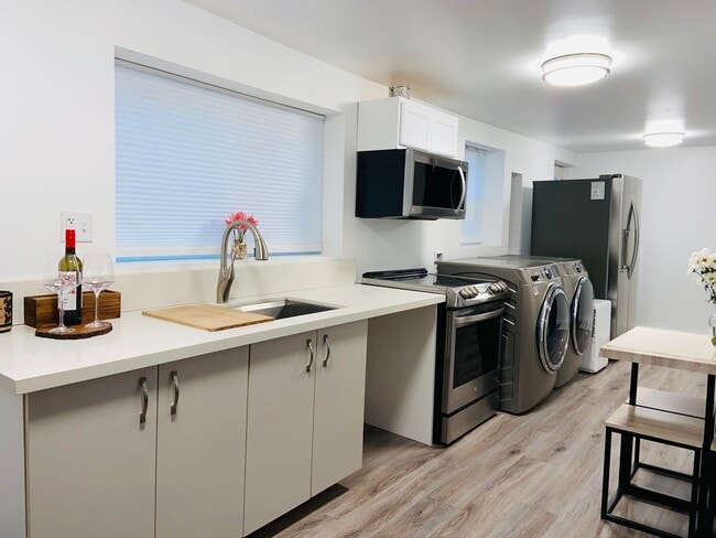 2440 Wickstrom Pl SW in Seattle, WA - Foto de edificio - Building Photo