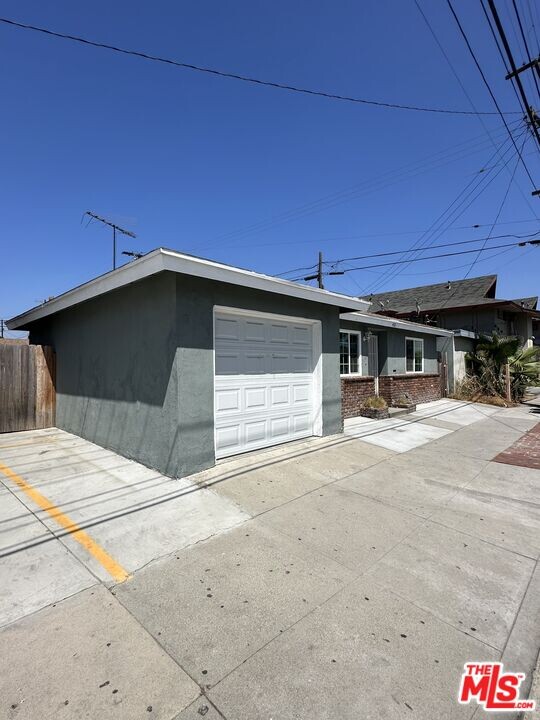 4111 Missouri Ave in South Gate, CA - Building Photo