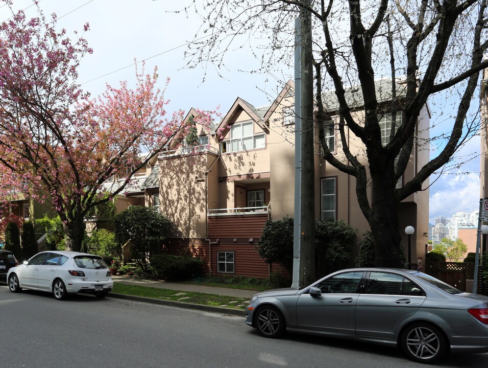 721 W 8th Ave in Vancouver, BC - Building Photo